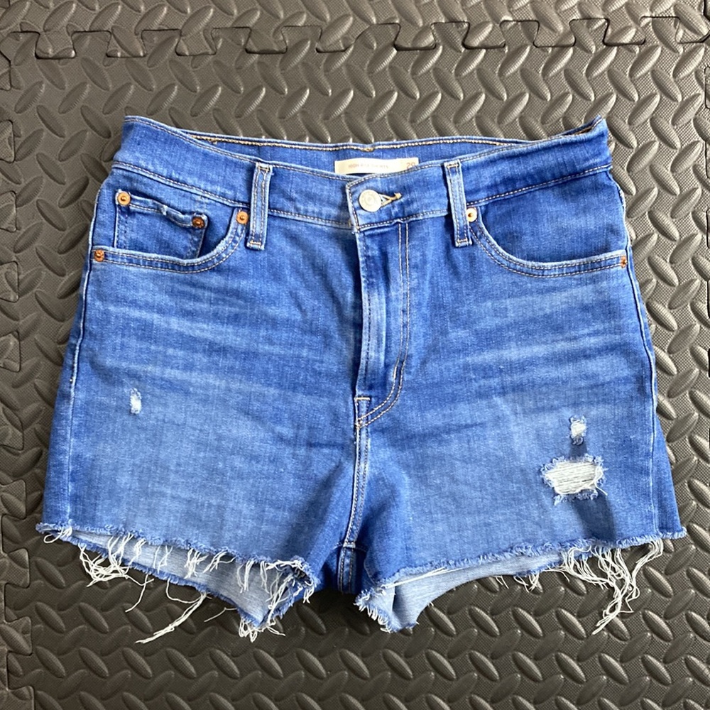 LEVI’S high rise jean shorts size 29